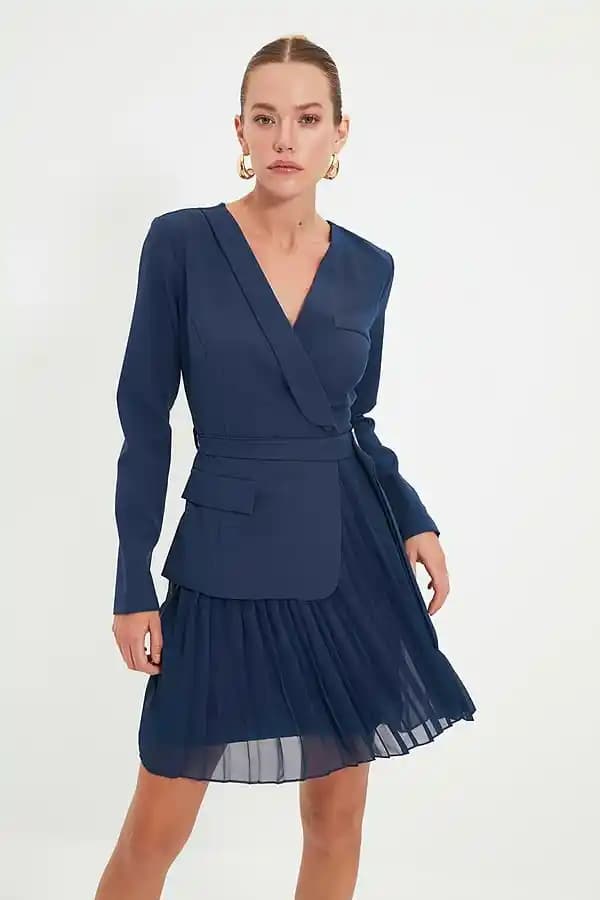 Büyük Göğüslü Kadınlar İçin İş Kıyafetlerinde Üst Giyim Seçimi ve Stil Önerileri