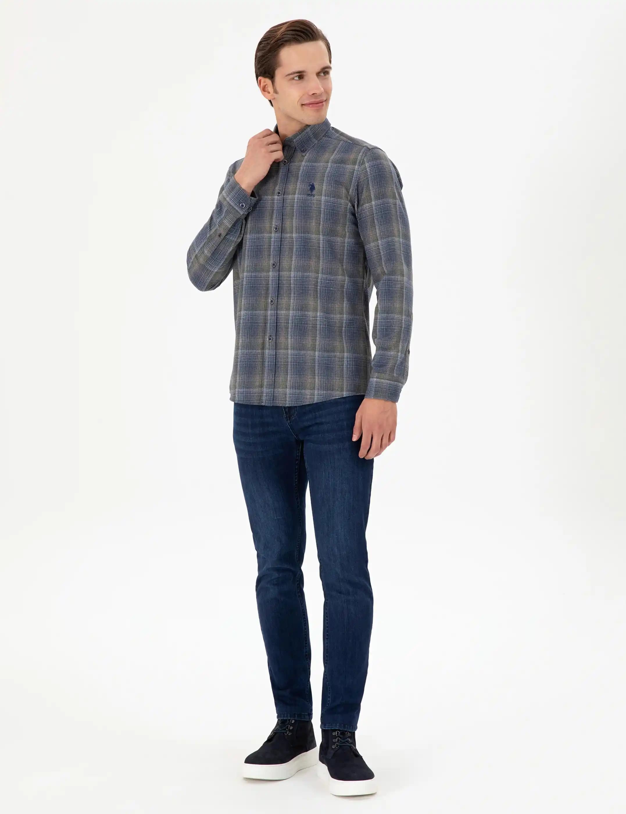 İş Yerinde Koyu Renk Pantolon ve Gömlekle Uyumlu Spor Ayakkabı Seçimi Rehberi