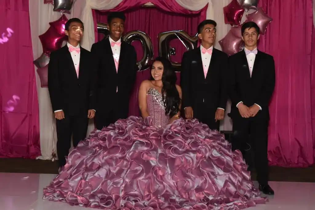 Quinceañera Davetlerinde Erkek Konuklar İçin Uygun Giyim Rehberi ve Tavsiyeleri