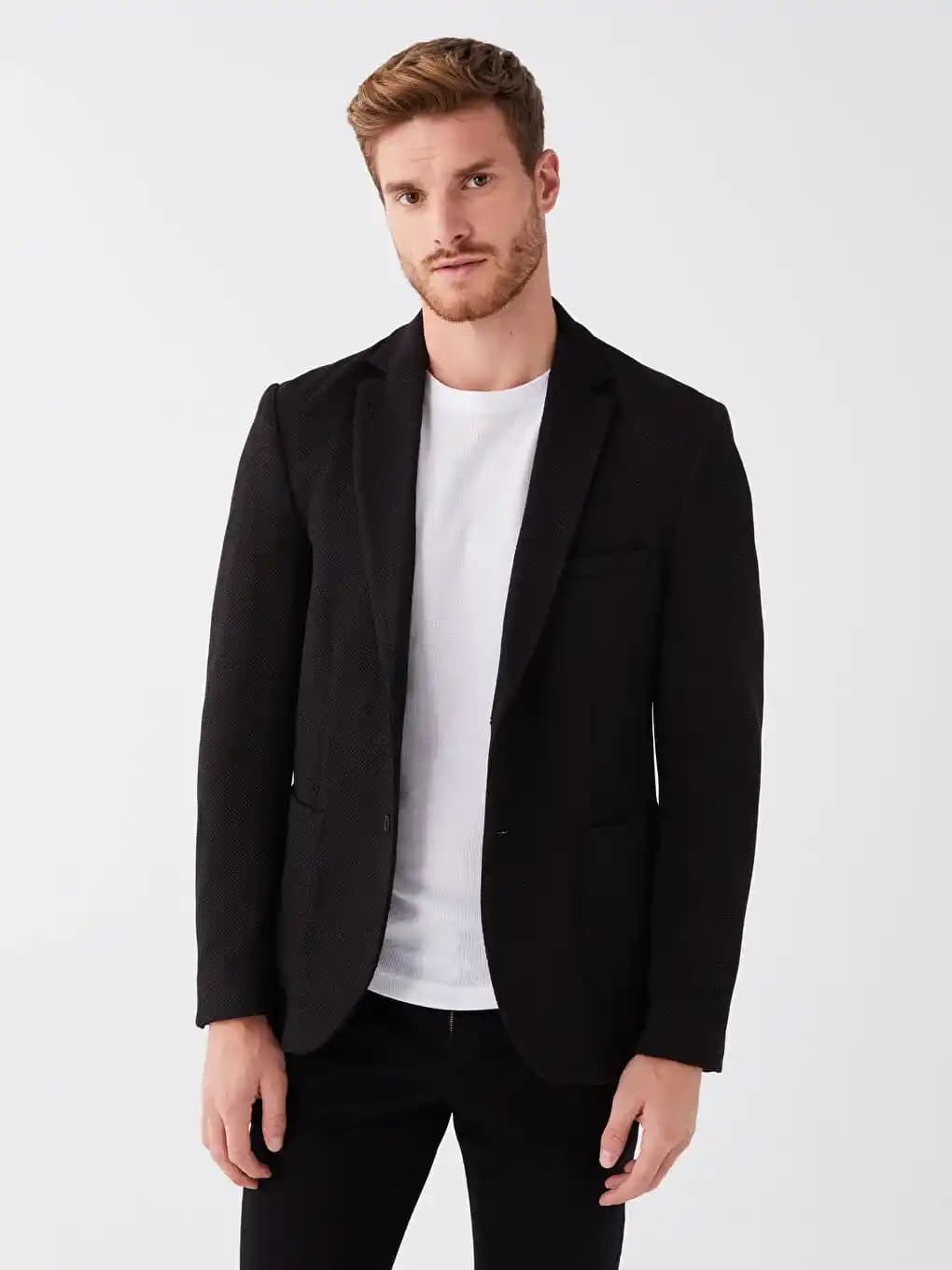 Siyah Blazer Ceketle Şık Randevu Gecesi Kombini İçin Stil Önerileri