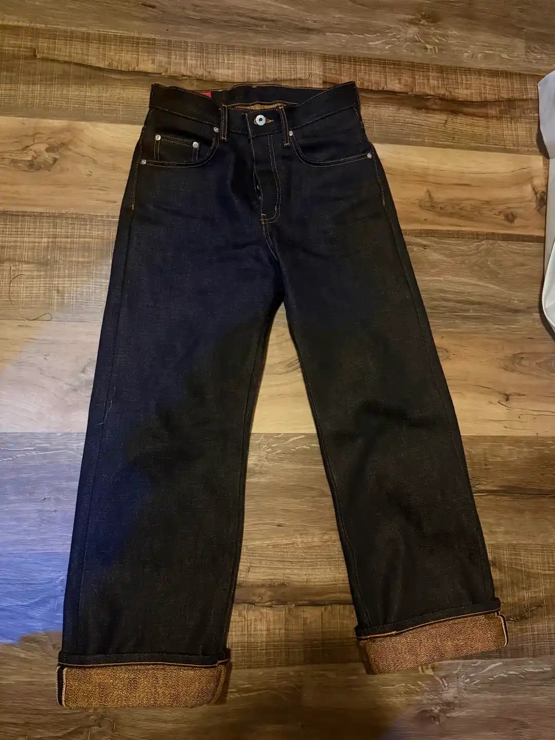 Naked & Famous Burning Godzilla: 20oz Süper Ağır Denim ve Strong Guy Kesimi Özellikleri