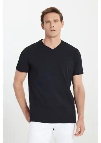 Altınyılz<dı>z Classics Siyah Slim Fit ve Mavi Elastik V Yaka Erkek Tişörtleri Karşılaştırması