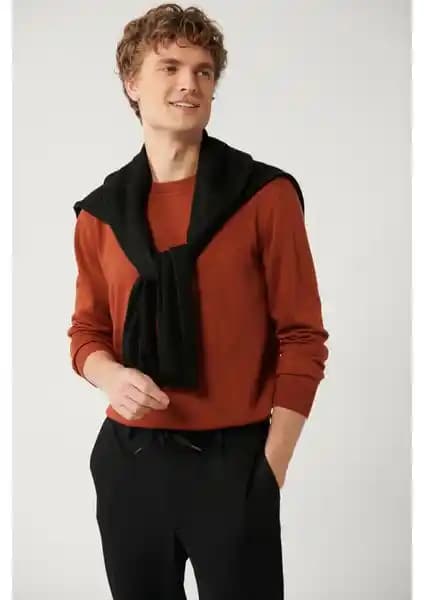 AVVA Erkek Kazakları Karşılaştırması: Kiremit ve Siyah Balıkçı Yaka Modelleri