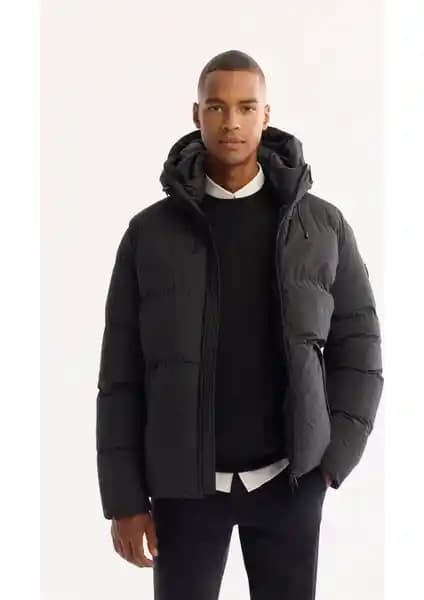 AVVA Siyah Kapüşonlu ve River Club Kırmızı Kolej Yaka Montlarının Karşılaştırması