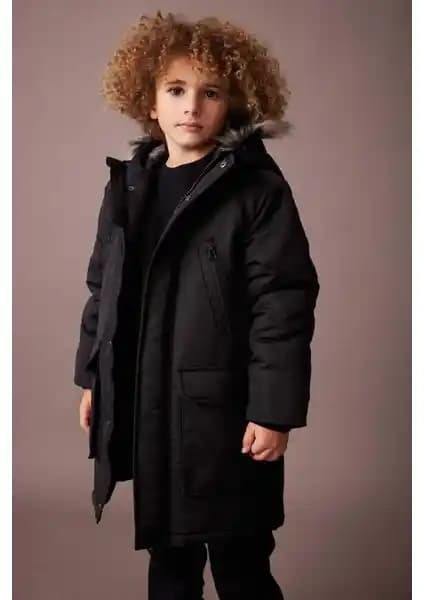 DeFacto Erkek Çocuk Montları Karşılaştırması: Polar Astarlı ve Şişme Modelleri Analizi