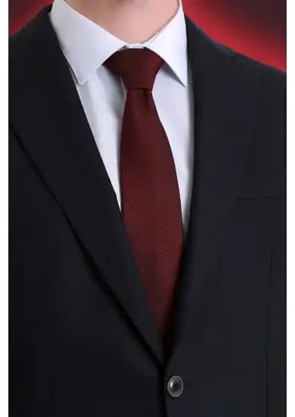 Hatemoğlu Bordo Düz ve Siyah Çizgili Kravat Karşılaştırması ve Stil İpuçları