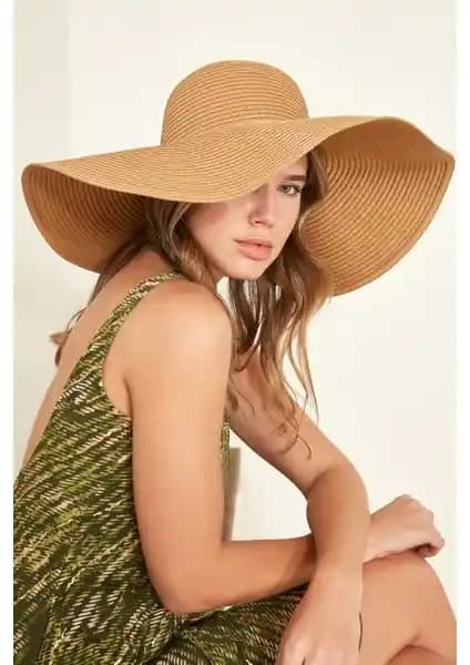 Kadın Hasır Şapkalar Karşılaştırması: Yaz Ayları İçin En İyi Seçenekler ve Özellikler