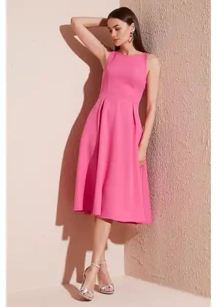 Kadın Midi Elbiseleri Karşılaştırması: Renkli ve Şık Seçenekler Hakkında Bilgi