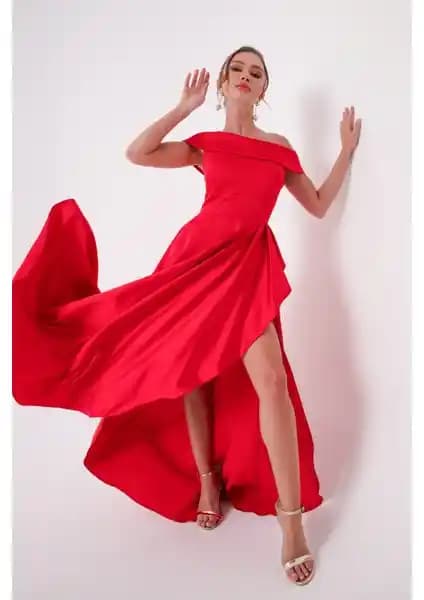 Lafaba Kadın Abiyeleri Karşılaştırması: Kırmızı ve Mürdüm Tasarımların Özellikleri