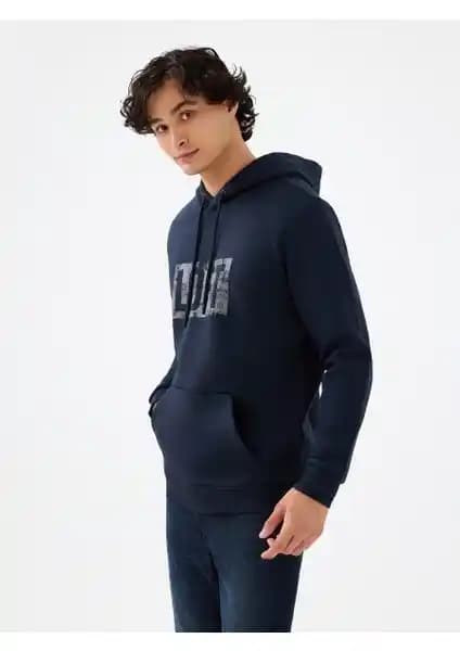 Loft Erkek Sweatshirt Karşılaştırması: Kapüşonlu ve Bisiklet Yaka Modellerinin Özellikleri