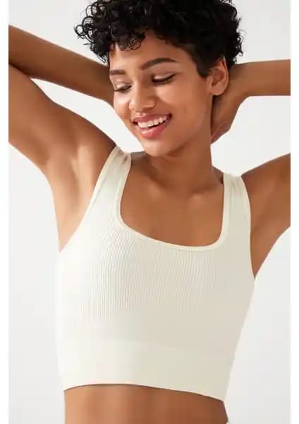 Los Ojos ve Melodi Crop Top Karşılaştırması: Rahat ve Şık Günlük Giyim Seçenekleri