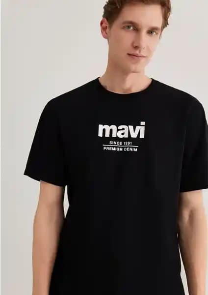 Mavi Marka Tişörtleri Karşılaştırması: Siyah Baskılı ve Yeşil V Yaka Modelleri