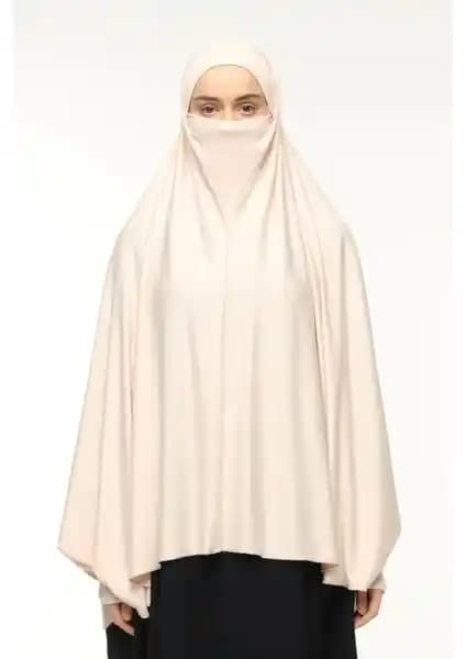 Tesettür Giyiminde Pratik ve Şık Ürünler: Altobeh Kollu Sufle Çarşaf ve Oktayusta Ferace Karşılaştırması