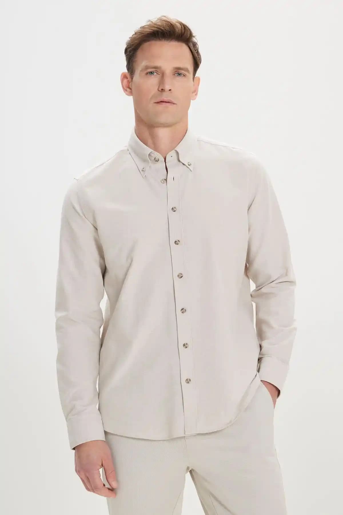 AC&Co Erkek Gömlekleri Karşılaştırması Bej Slim Fit ve Beyaz Kolay Ütülenebilir Gömlekler