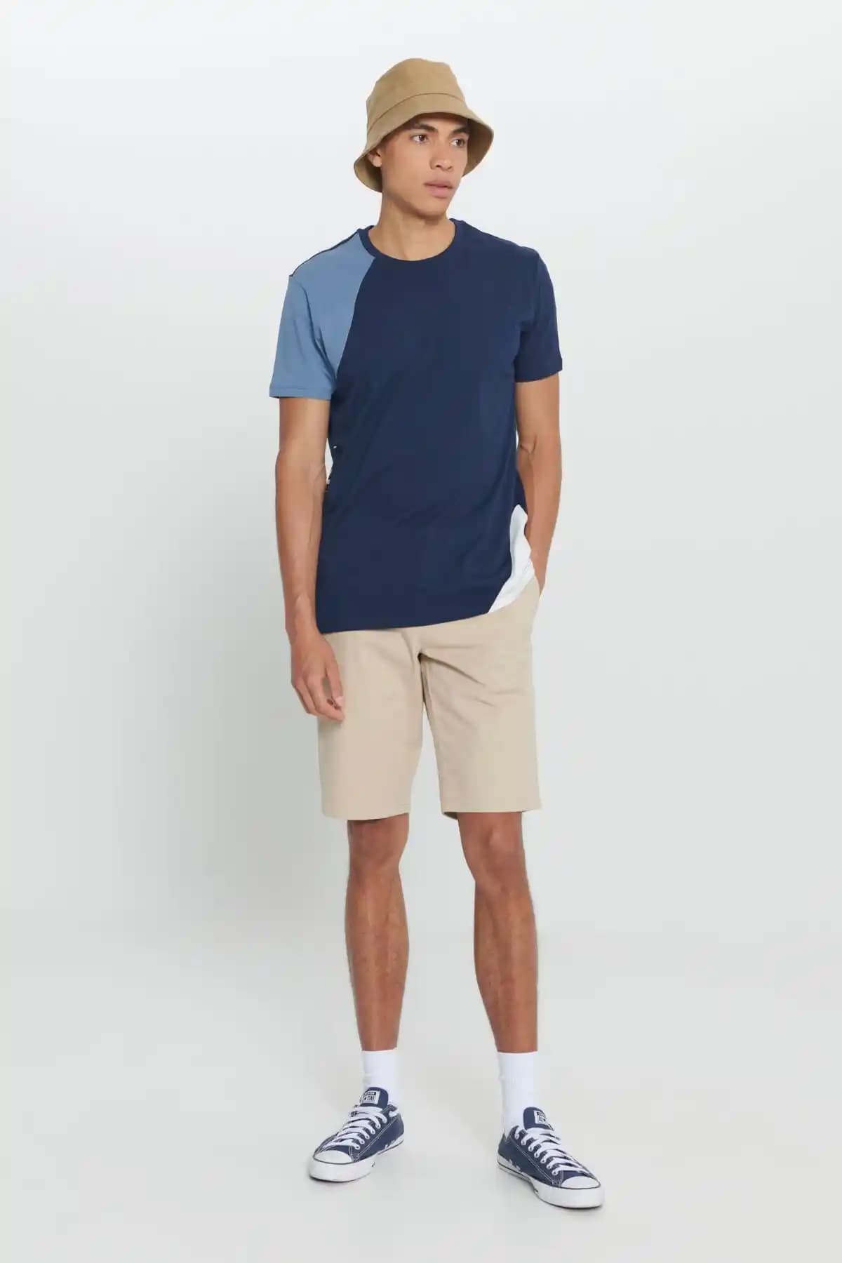 Altınyılz Classics Bej ve Siyah Slim Fit Chino Şort Karşılaştırması