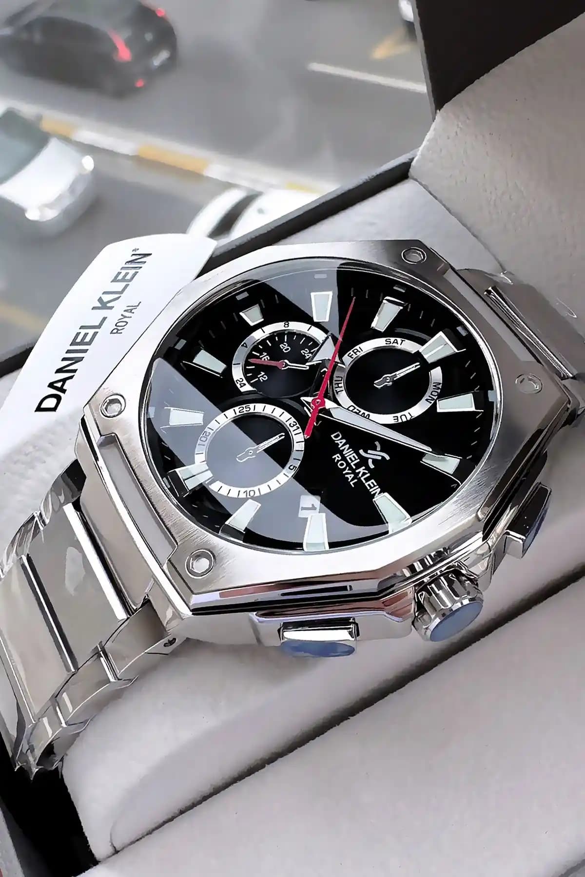 Daniel Klein Royal ve Tom Jones Mascionni Erkek Saatleri Karşılaştırması