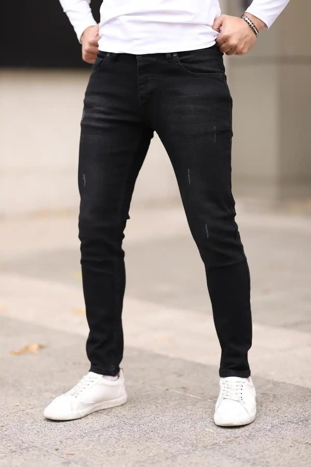Erkek Jean Pantolonları Karşılaştırması: Slim Fit Siyah ve Skinny Fit Buz Mavi Modeller