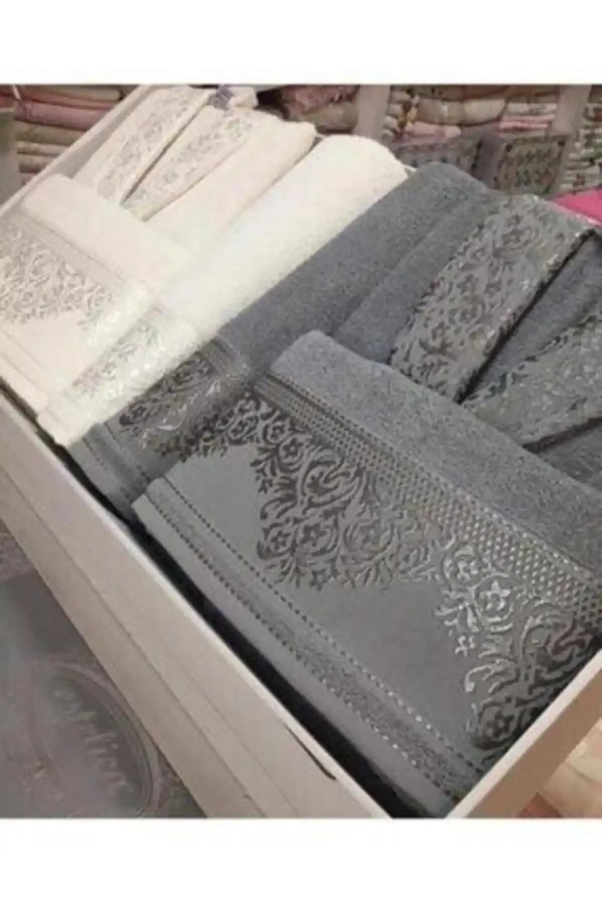 Fiesta 537 Yıldız Desen Gri-krem ve Pamuklu Jakarlı Aile Bornoz Setleri Karşılaştırması