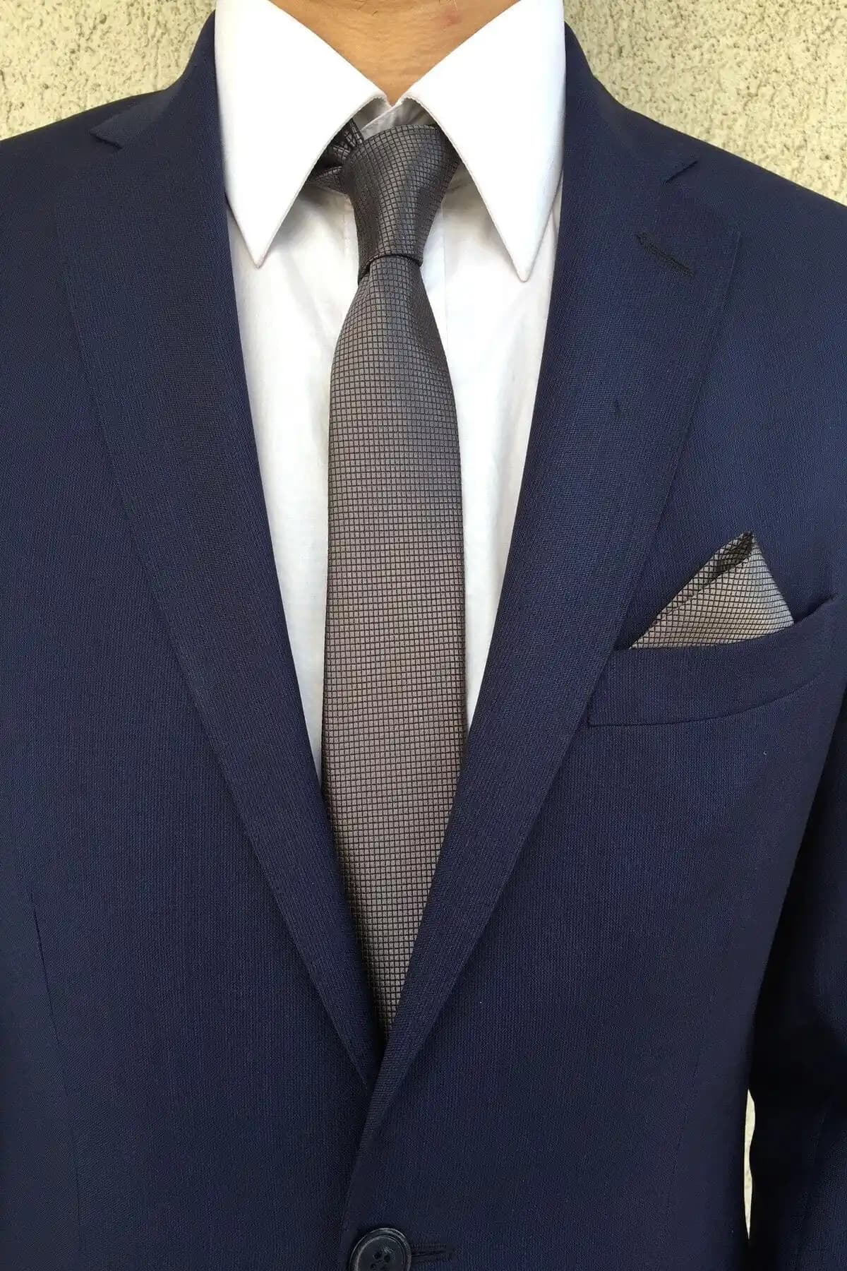 Kravat Seçiminde Dikkat Edilmesi Gerekenler: Koyu Gri ve Siyah Kravat Karşılaştırması