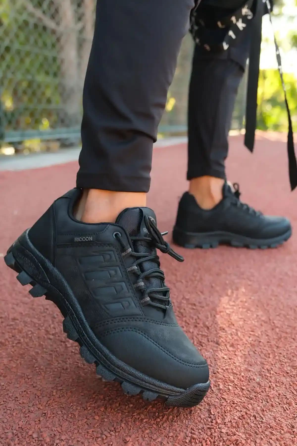 Riccon Siyah Unisex Trekking ve Slazenger Günlük Spor Ayakkabısı Karşılaştırması