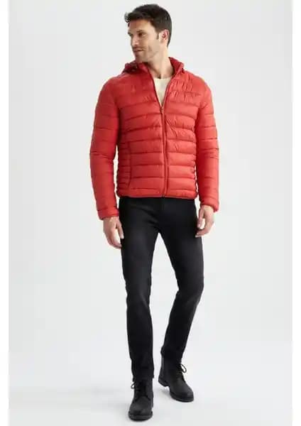 DeFacto Slim Fit Kapüşonlu ve Su İtici Hafif Şişme Mont Karşılaştırması