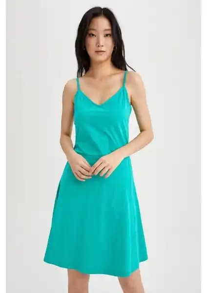 DeFacto ve Mango Yazlık Elbise Karşılaştırması: Tasarım, Kumaş ve Kullanım Özellikleri