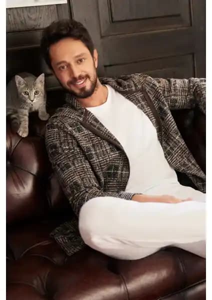 Erkek Eşofman Altları Karşılaştırması: AVVA Beyaz Jogger ve Mmetalic Siyah Rahat Kesim