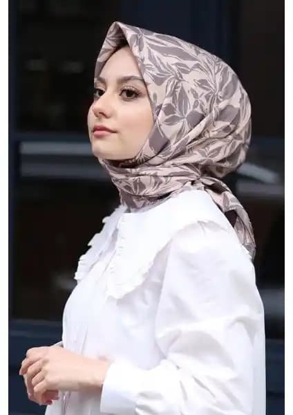 Kadın Aksesuarları: Pamuk Eşarp ve Geleneksel Yazma Modellerinin Karşılaştırması