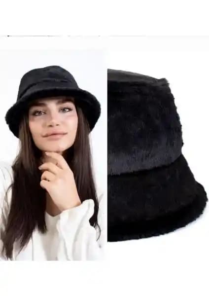 Kadın Kış Aksesuarları Karşılaştırması: Peluş Şapka ve Triko Bere Özellikleri