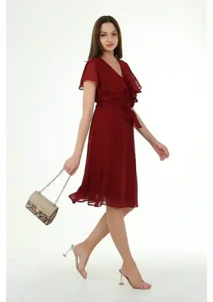 Kadın Kruvaze Yaka Elbiselerinin Karşılaştırması: Şifon ve Krep Modelleri Analizi