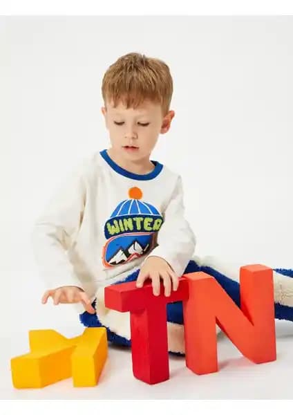 Koton Çocuk Sweatshirtleri Karşılaştırması: Kış Temalı ve Slogan Baskılı Modellerin Özellikleri