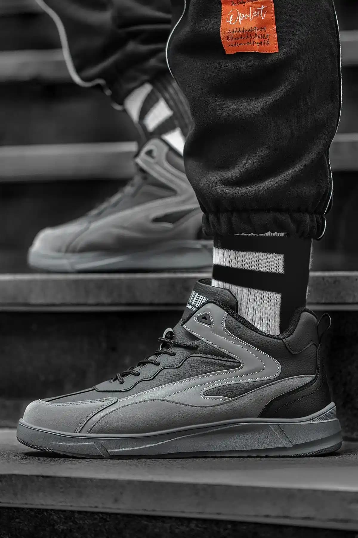 Dark Seer Siyah Füme Erkek Sneaker: Modern ve Konforlu Günlük Ayakkabı Seçeneği