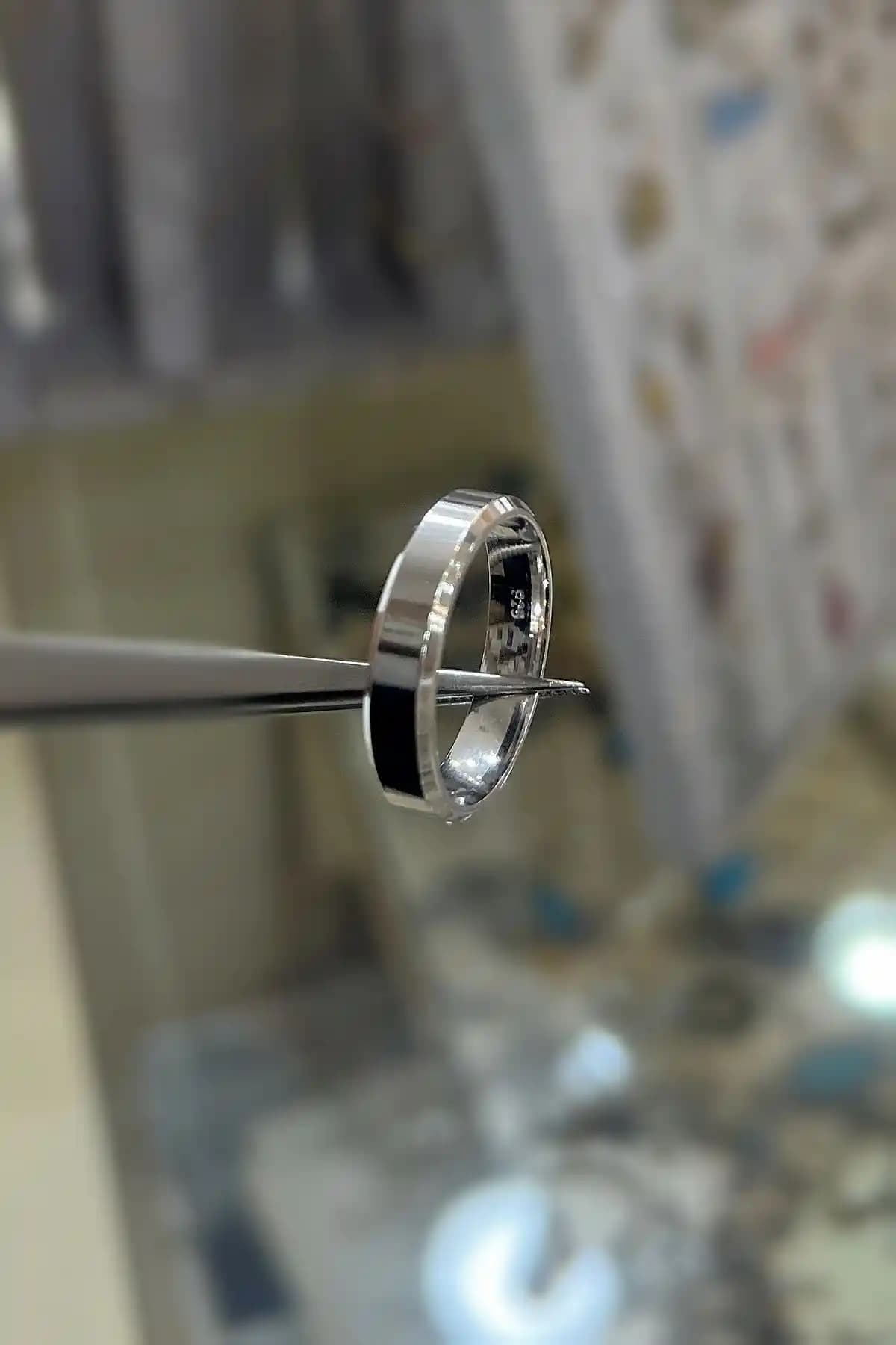 Erer Gümüş 5 mm Genişlik Düz Alyans Yüzük: Şıklık ve Dayanıklılığı Bir Arada Sunar