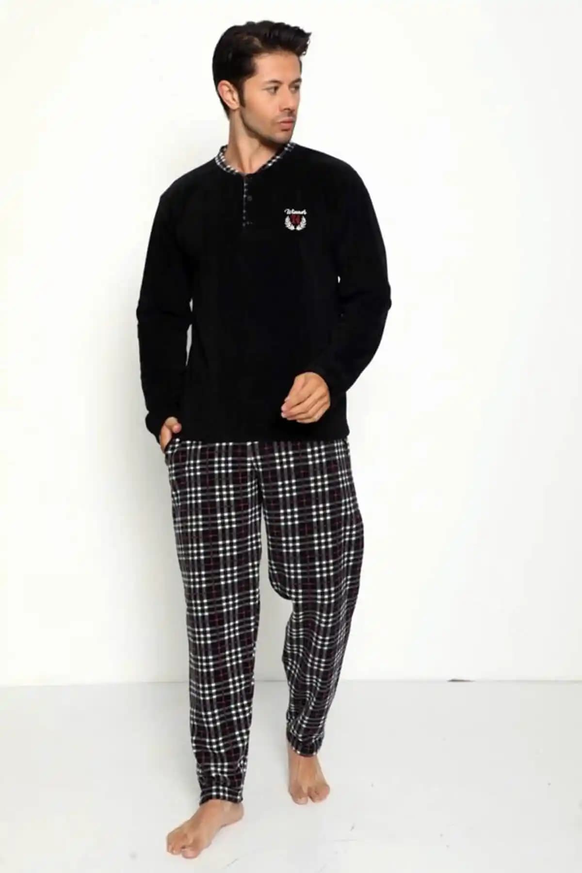 Erkekler İçin Siyah Baskılı Polar Pijama Takımı Modern Tasarım ve Sıcaklık Sunar