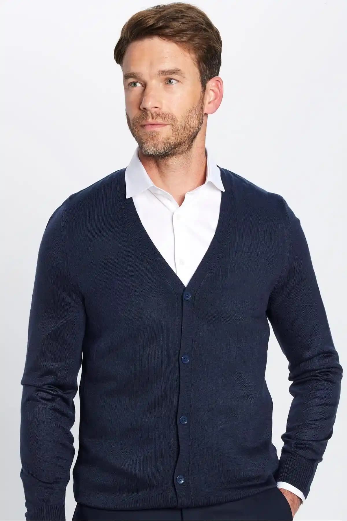 Erkekler İçin Slim Fit Dar Kesim Düğmeli Yu<muş>ak Hırka Kış Modası ve Tasarım Özellikleri