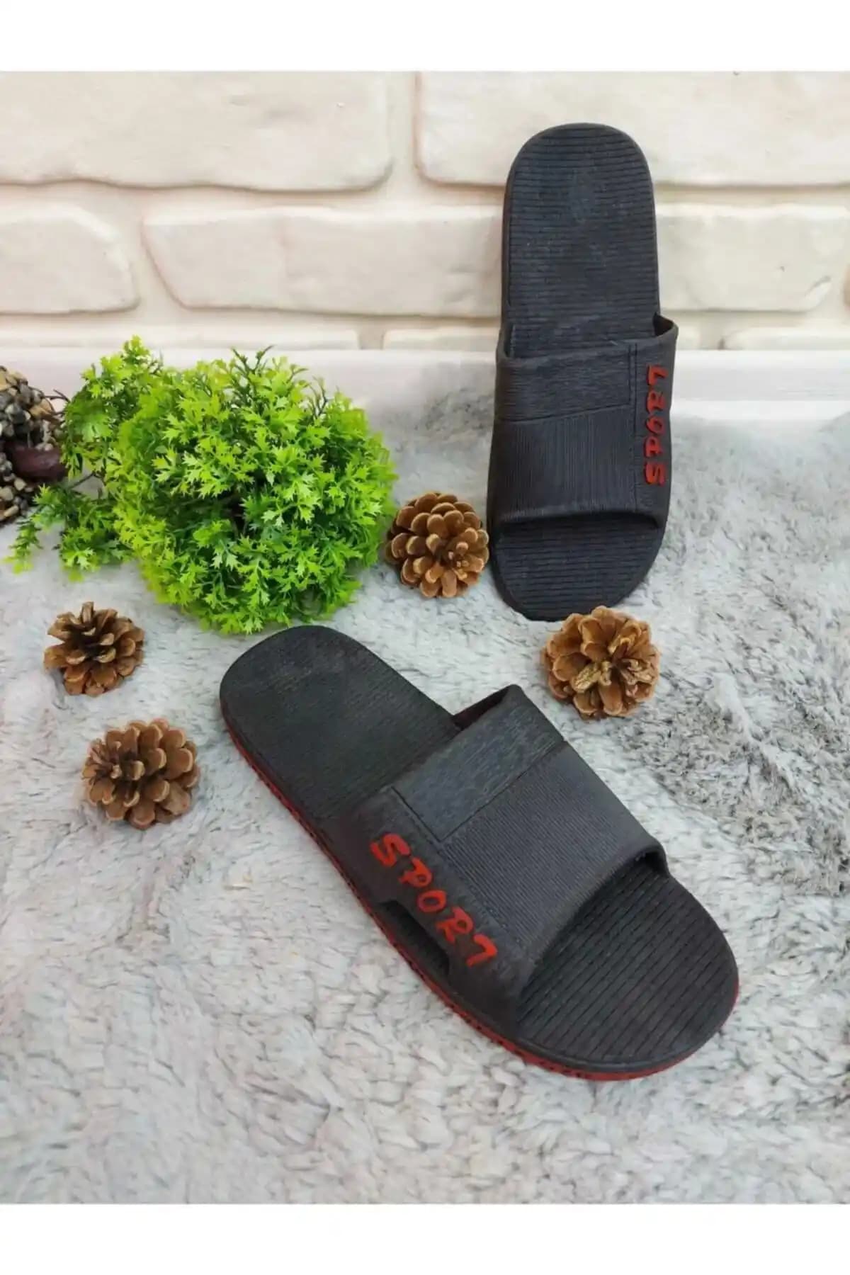 Gezer Kaymaz Tabanlı Siyah ve Kırmızı Renklerde Şık ve Rahat Terlik Ürünü