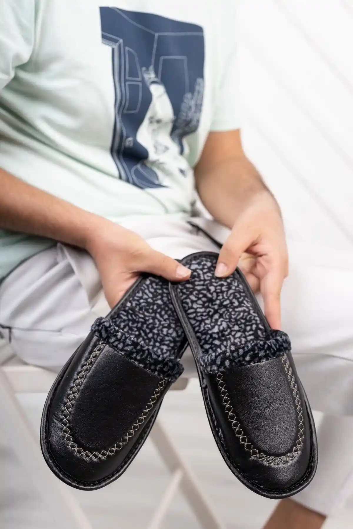 Modafırsat Siyah Deri Görünüm Erkek Terliği: Şık ve Konforlu İç Mekan Ayakkabısı