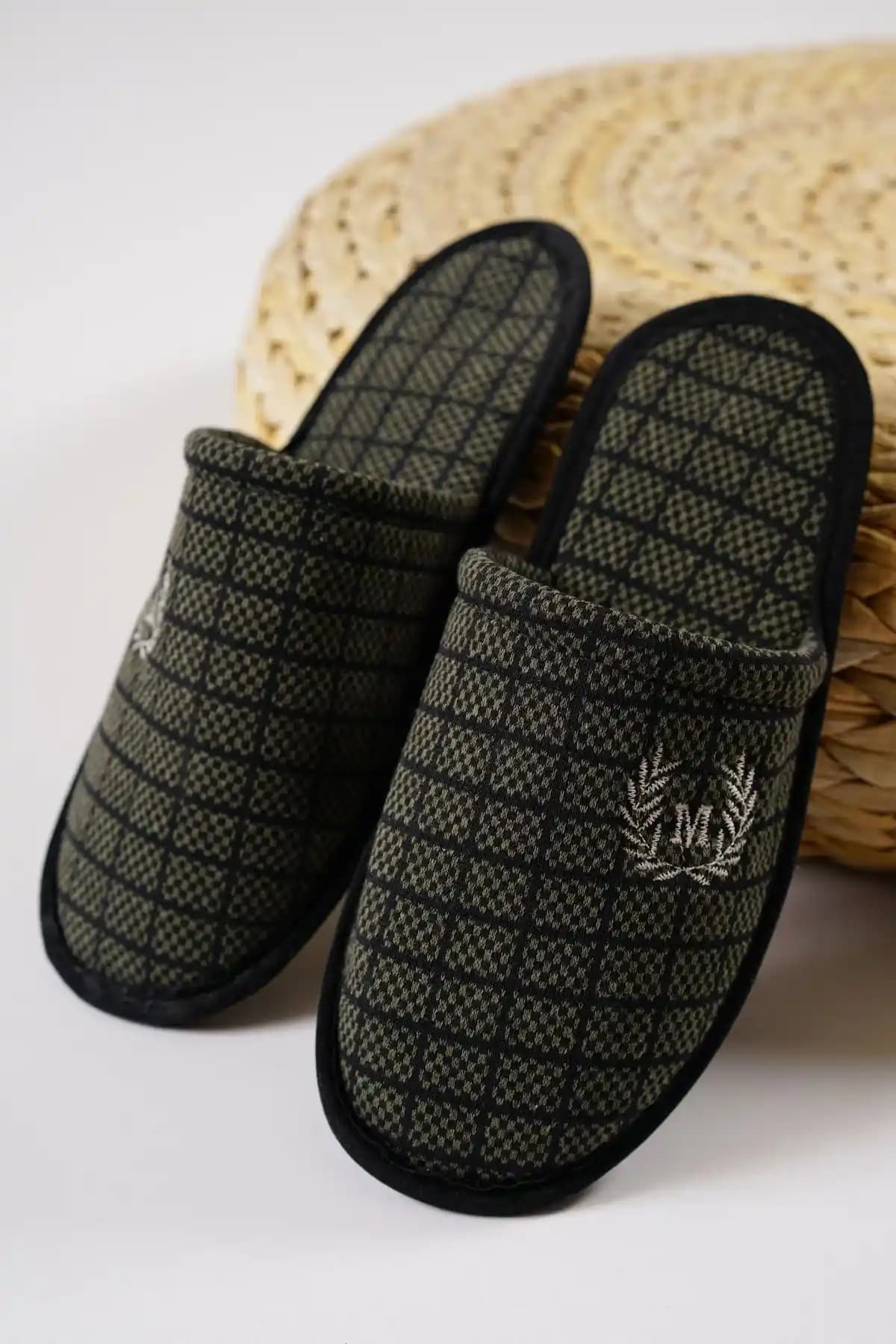 Slipcat Erkek Kare Desenli Haki Ev Terliği Konfor ve Şıklık Sunar