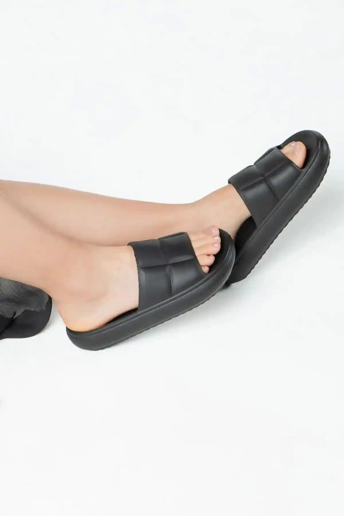 Sonimix Kareli Yu<muş>ak Tabanlı Unisex Slide: Yaz Ayları İçin Rahat ve Şık Terlik Seçeneği
