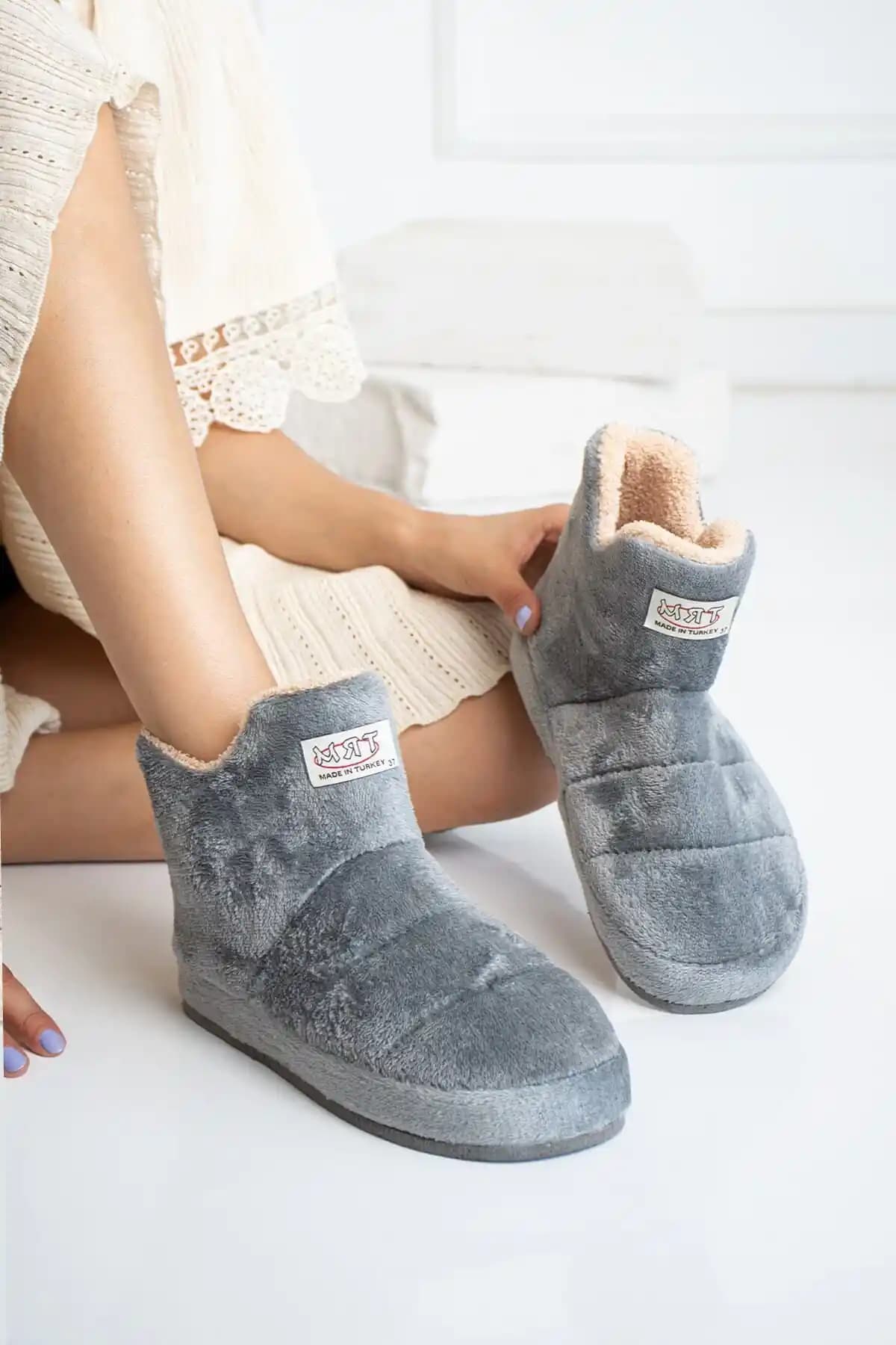Star Shoes Pofuduk Kadın Panduf Ev Botu: Rahat ve Şık Ev İçi Ayakkabı Seçeneği