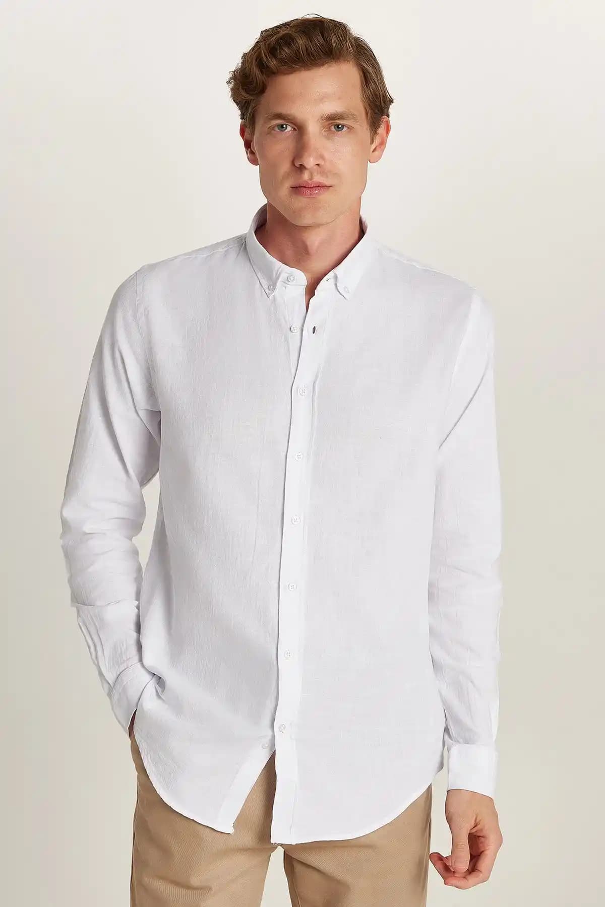 Tudors Erkek Slim Fit Düğmeli Yaka Beyaz Gömlek: Şıklık ve Konforun Modern Buluşması