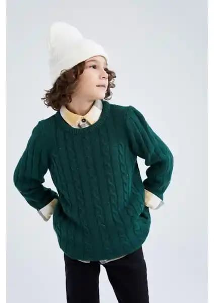 DeFacto Erkek Çocuk Bisiklet Yaka Kazak: Konfor ve Şıklık Sunan Kış Giyim Seçeneği