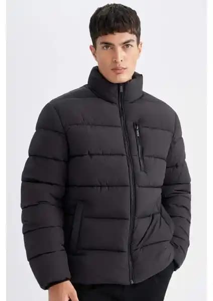 DeFacto Erkek Kışlık Montu Modern Tasarım ve Fonksiyonellik ile Öne Çıkıyor