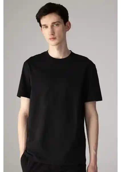 DeFacto Regular Fit Bisiklet Yaka Basic Tişört: Erkekler İçin Şıklık ve Konforun Buluşması