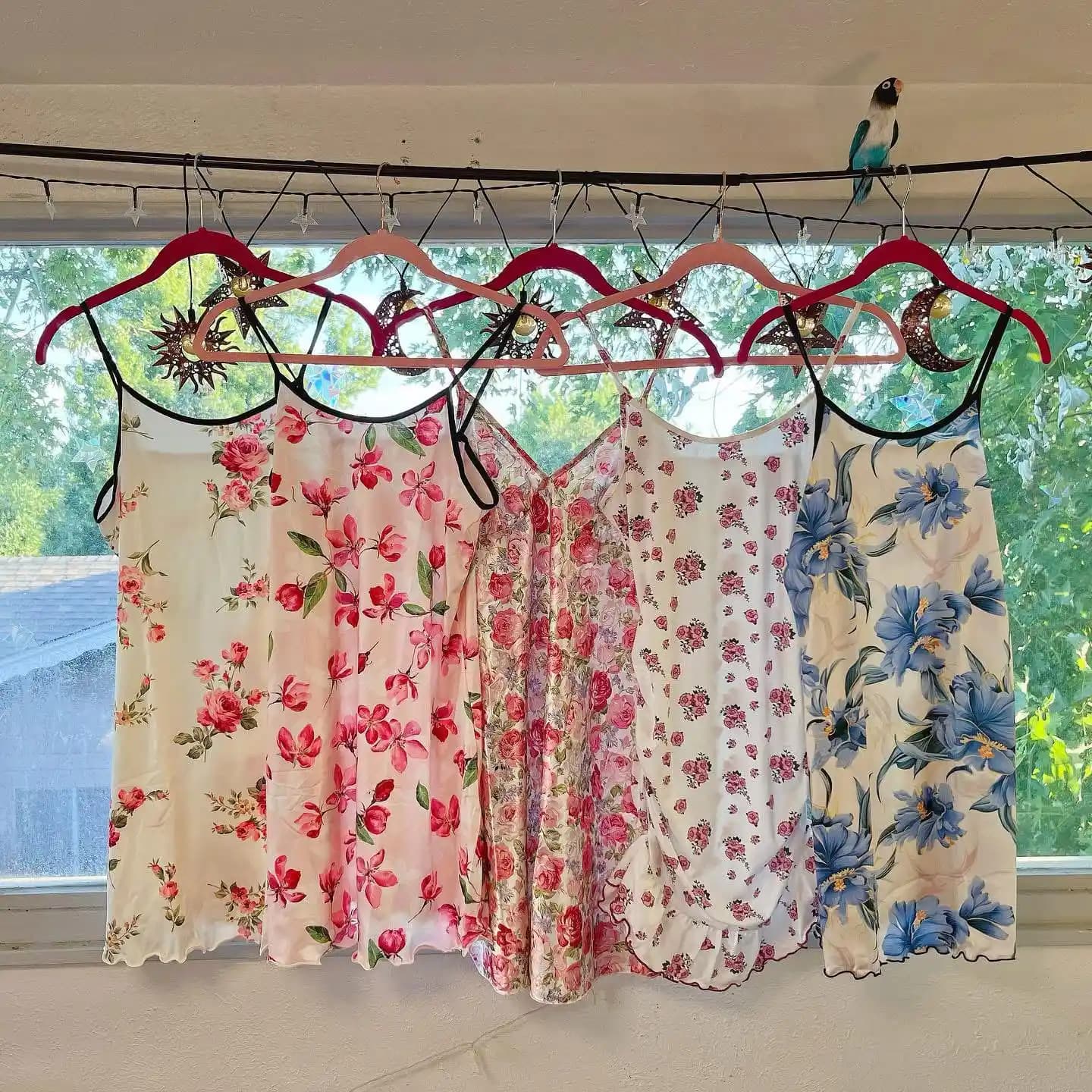 Evde Giyilen Kıyafetler: Konfor, Fonksiyonellik ve Mevsimsel Tercihler Üzerine Analiz