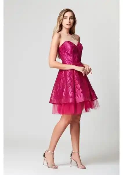 Fuşya Renkli Transparan Detaylı Kısa Abiye Elbise - Modern ve Şık Gece Kıyafeti