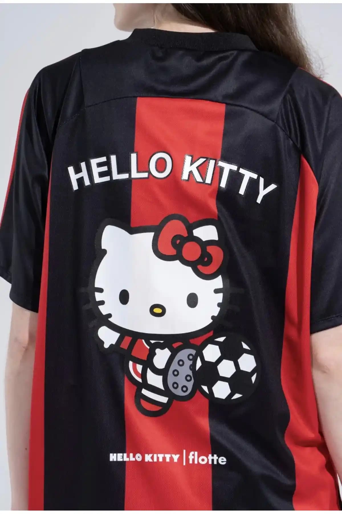 Hello Kitty Renkli Spor Forması Gençler ve Çocuklar için Modern ve Rahat Tasarım