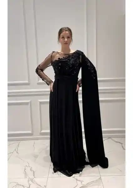 Kadife ve Transparan Detaylı Siyah Abiye Elbise: Zarafet ve Şıklığın Modern Buluşması