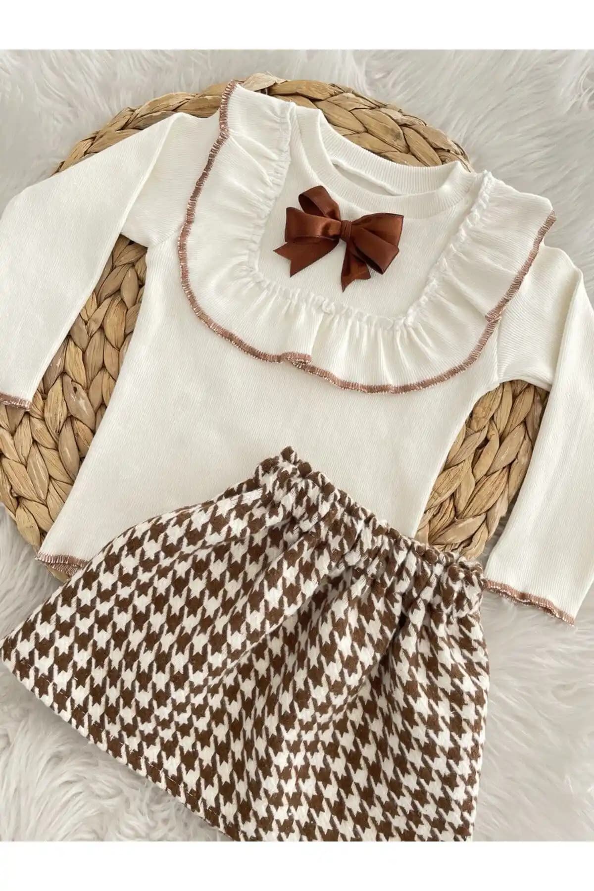 Kız Çocuklar İçin Şık ve Konforlu Fiyonk Detaylı Kazayağı Etek Takımı