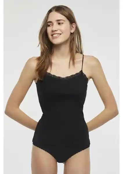 Penti Siyah İnce Askılı Dantel Detaylı Atlet: Günlük Şıklık ve Konfor Bir Arada